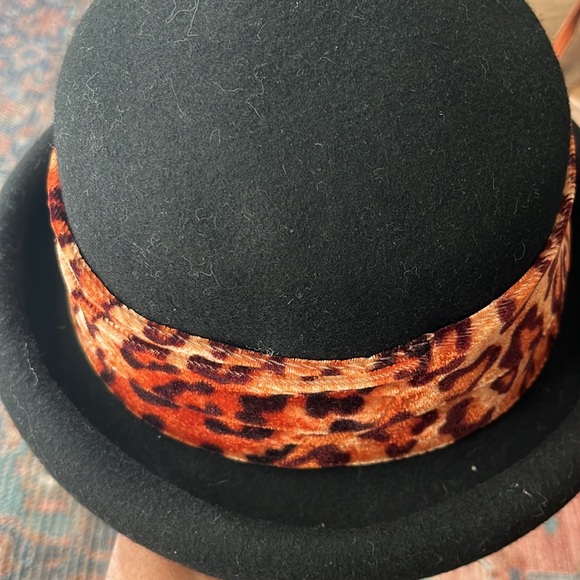Black Derby with animal print leopard band - Picture 3 of 3